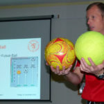 Fachkundiger Referent: Volker Höpp - Mitglied des Verbandslehrstabs - gab den Dill-Schiris im AWO-Mehrgenerationenhaus eine umfangreiche Einführung in die Futsal-Regeln. (Foto: Spahn)