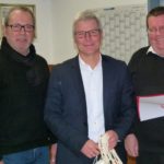 Als 18. heimischer Verein erhielt der SV Herborn jetzt im Rahmen der Initiative "1:0 für ein Willkommen" eine Zuwendung, mit der die Egidius-Braun-Stiftung den Einsatz des B-Ligisten bei der Integration von Menschen mit Flucht- und Migrationshintergrund unterstützt - v.l.: Roland Paul (stellvertretender Kreisfußballwart), Matthias Bernhardt (Vorsitzender des SV Herborn), Martin Seidel (Kreisfußballwart). (Foto: Spahn)