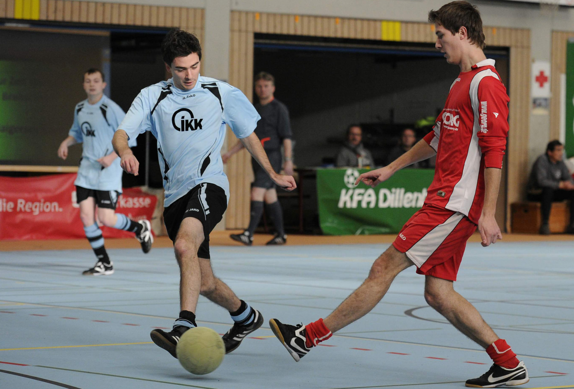 Attraktiver Kick unter dem Hallendach! 59 Mannschaften haben ihre Meldung für den „Alois-Plescher-Futsal-Winterpokal“ abgegeben, der vom 3. bis 8. Januar in der Nassau-Oranien-Halle in Dillenburg über die Bühne geht.