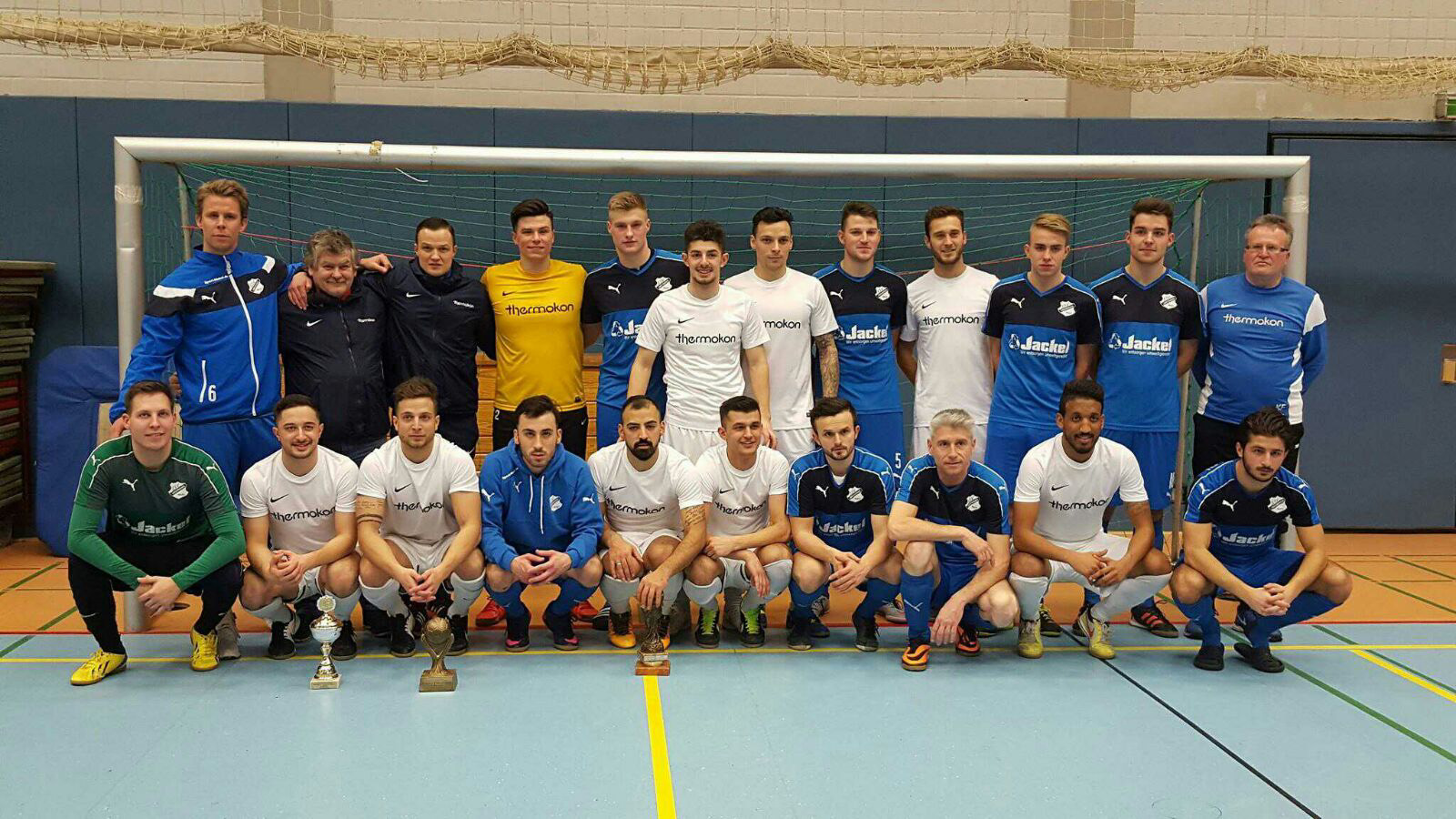 So sehen Sieger (und Platzierte) aus! Der TSV Bicken (weiße Trikots) setzte sich im Endspiel des Senioren-Winterpokals 2017 gegen den SSV Langenaubach (in Blau) mit 3:1 durch. (Foto: privat)