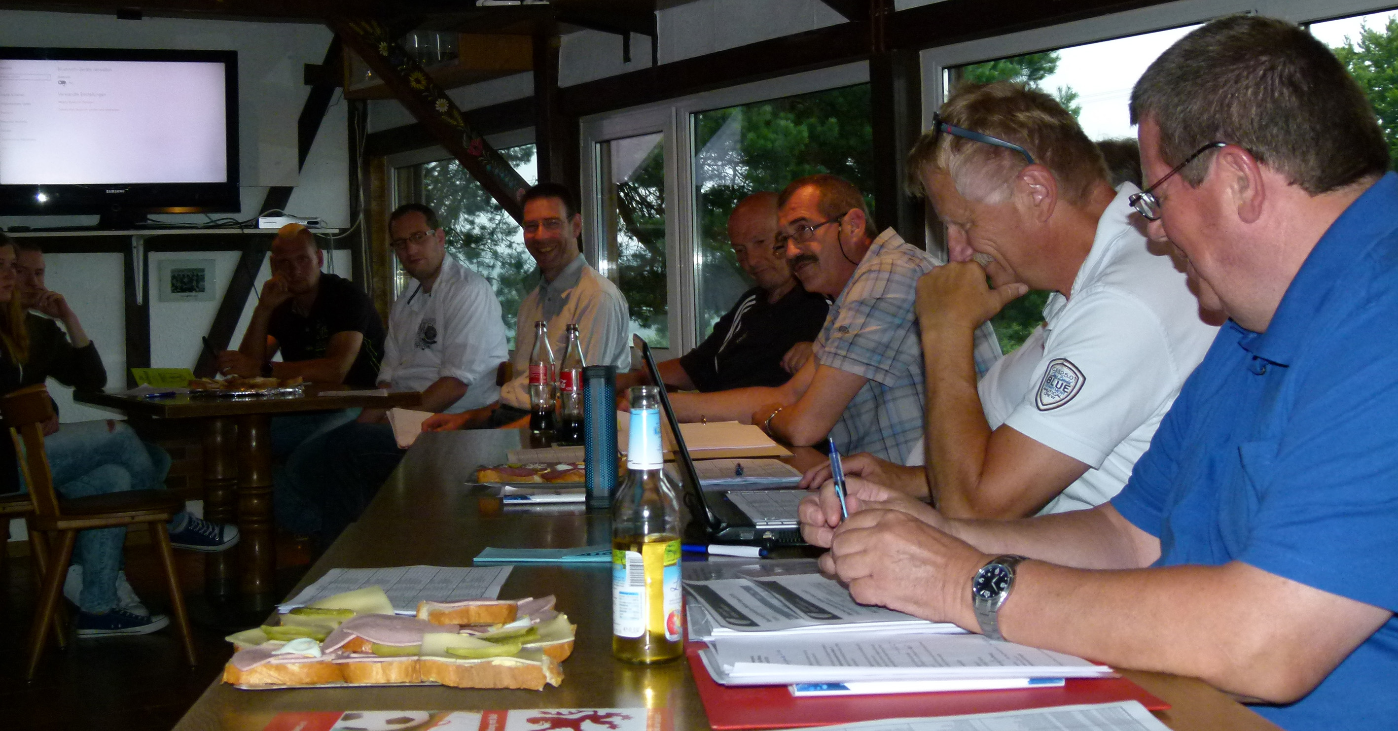 Mit der Vorrundentagung im Sportheim des TSV Eibach stellten die Teams der Fußball-C-Liga Dillenburg am Freitagabend die Weichen für die erste Hälfte der Saison 2017/2018. (Foto: Spahn)