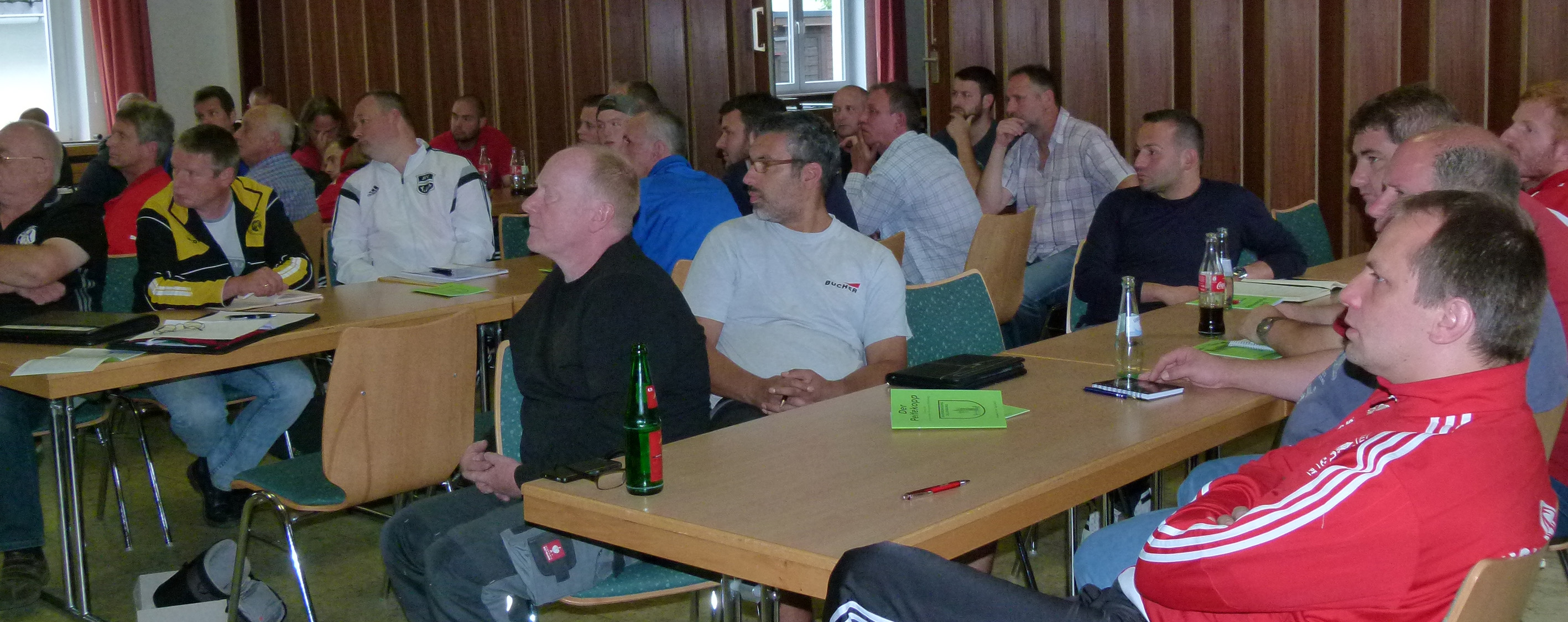 Interessierte Zuhörer: Etwa 40 Vereinsvertreter gaben sich am Samstagvormittag zur Jugendleiter-Pflichtsitzung des Fußballkreises Dillenburg ein Stelldichein im Eibelshäuser Bürgerhaus. Der Spielbetrieb der Nachwuchsmannschaften im Landstrich an der Dill soll am 19. August beginnen. (Foto: Spahn)