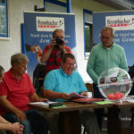 Freuten sich über einen reibungslosen Verlauf der Kreispokal-Auslosung in Hirzenhain, v.l.: Jörg Menk (Kreisschiedsrichterobmann), Bernd Herrmann (Kreissportgericht); Martin Seidel (Kreisfußballwart), Roland Paul (Pokalspielleiter), Sebastian Schupp (Pokalsponsor „Krombacher Brauerei“). Bildlich festgehalten wurde die gut besuchte Veranstaltung unter anderem vom stellvertretenden Kreisschiedsrichterobmann Rolf Weichbold (hinten, stehend). (Foto: Spahn)