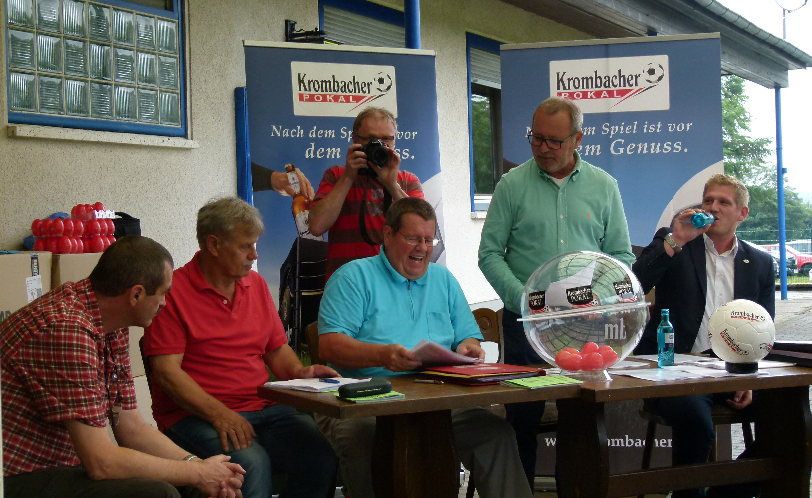 Freuten sich über einen reibungslosen Verlauf der Kreispokal-Auslosung in Hirzenhain, v.l.: Jörg Menk (Kreisschiedsrichterobmann), Bernd Herrmann (Kreissportgericht); Martin Seidel (Kreisfußballwart), Roland Paul (Pokalspielleiter), Sebastian Schupp (Pokalsponsor „Krombacher Brauerei“). Bildlich festgehalten wurde die gut besuchte Veranstaltung unter anderem vom stellvertretenden Kreisschiedsrichterobmann Rolf Weichbold (hinten, stehend). (Foto: Spahn)