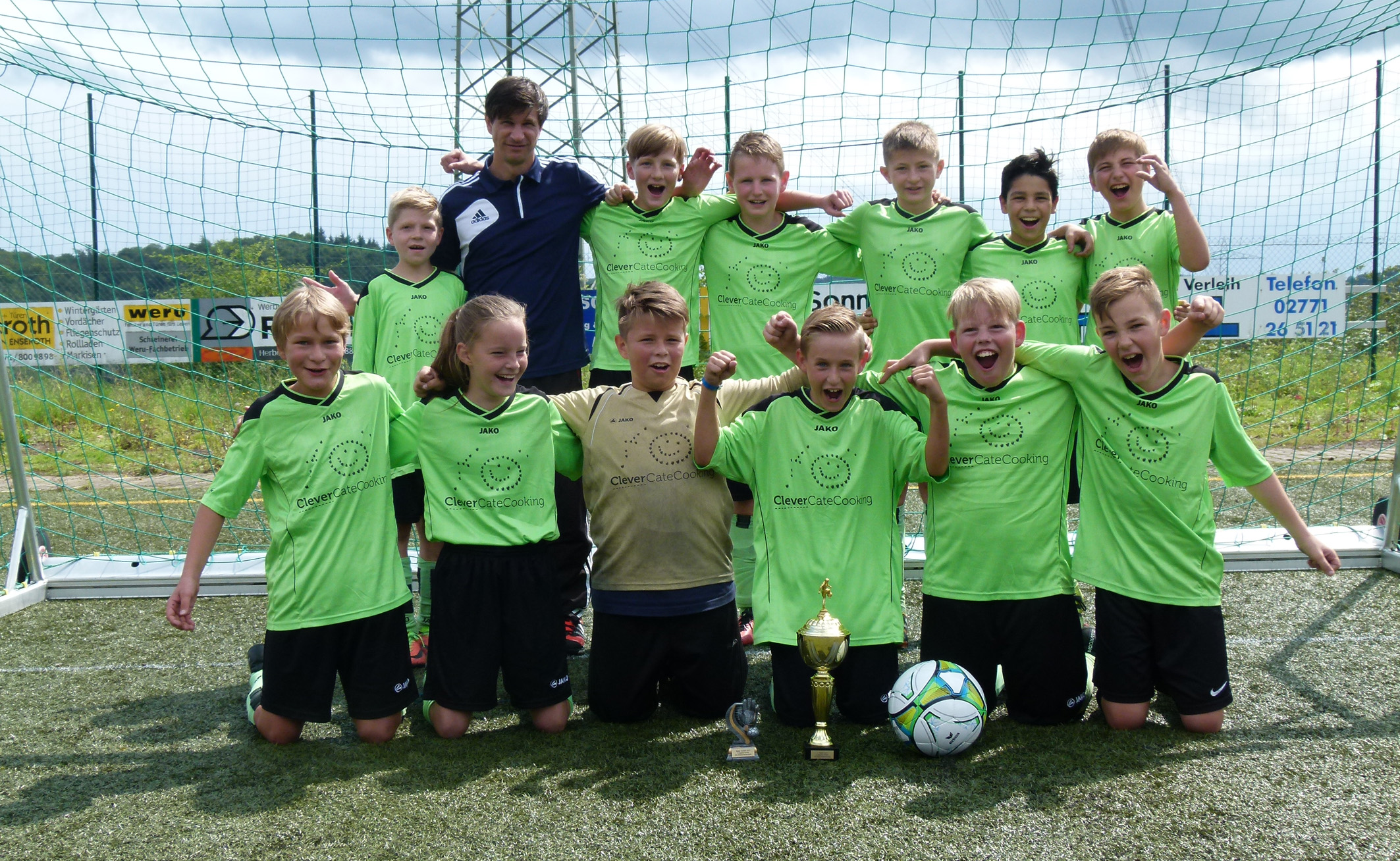 Der Nachwuchs der JSG Eschenburg 1 heimste beim D9er-Junioren-Fußball-Turnier auf dem Eibacher „Krummacker“ am Sonntag den Turniersieg ein. (Foto: Joachim Spahn)