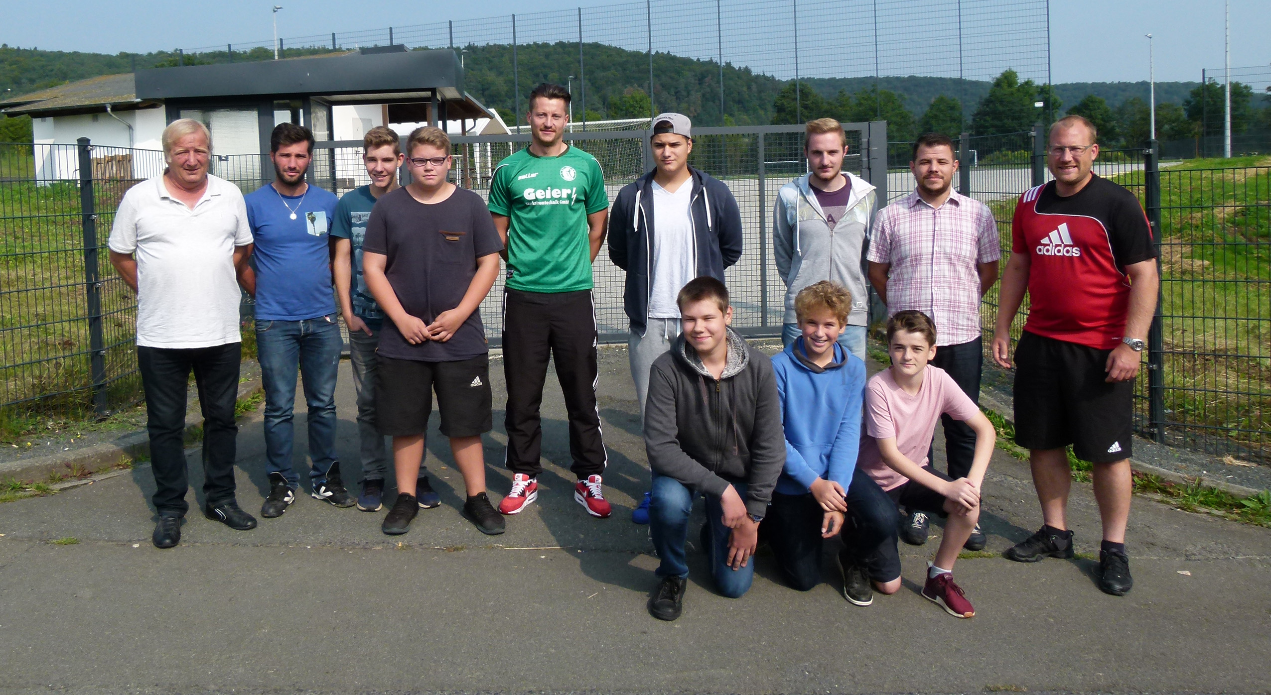 Der Fußballkreis Dillenburg hat elf neue Schiedsrichter. Gemeinsam mit den Lehrgangsleitern Sebastian Müller (re.) und Roland Horschitz (li.) stellten sich die frisch gebackenen Spielleiter dem Fotografen. Es fehlt Manfred Pevestorf (SSV Wissenbach). (Foto: Joachim Spahn)