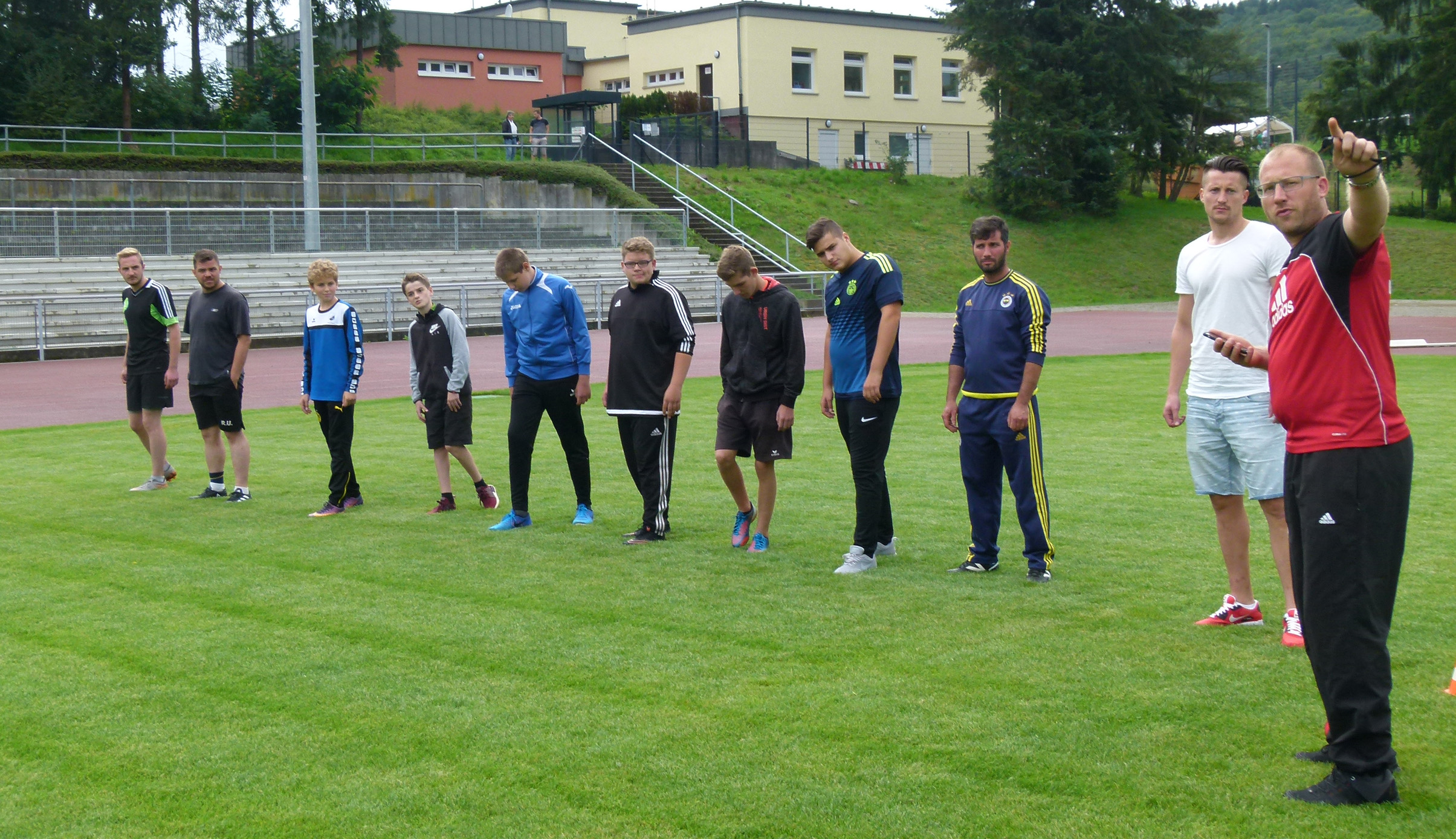 Mit einem Lauftest auf dem schmucken Rasenplatz in Herborn begann für 11 angehende Spielleiter jetzt der diesjährige Neulingslehrgang der Schiedsrichtervereinigung Dillenburg, der unter Leitung von Kreis-Lehrwart Sebastian Müller (im Vordergrund) bis einschließlich 27. August (Sonntag) auf dem „Rehberg“ über die Bühne gehen wird. (Foto: Spahn)