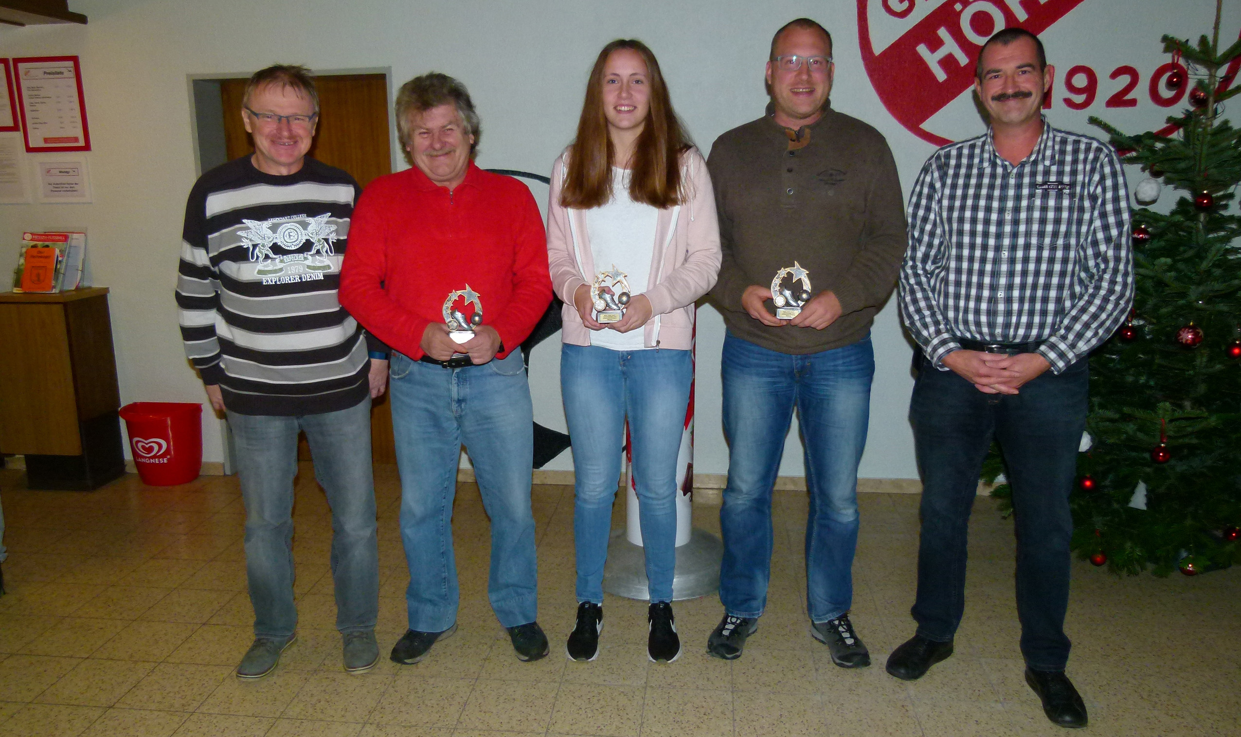 Kreisschiedsrichterobmann Jörg Menk (rechts) und sein Stellvertreter Rolf Weichbold (links) gratulierten Manfred Hees, Svenja Schmidt und Sebastian Müller (2. bis 4.v.l.), den frischgebackenen Preisträgern der Aktion „Danke Schiri!“ auf Kreisebene. (Foto: Joachim Spahn)