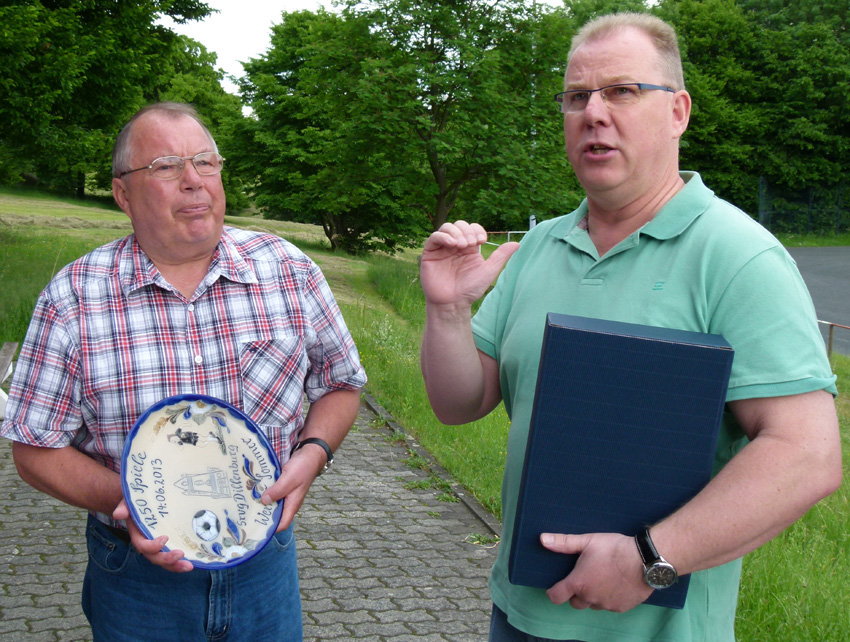 Bestürzung im Lager der Schiedsrichtervereinigung Dillenburg: Werner Sommer (links), der seit 1976 Unparteiischer gewesen war, ist am 15. September 2018 im Alter von 73 Jahren gestorben.