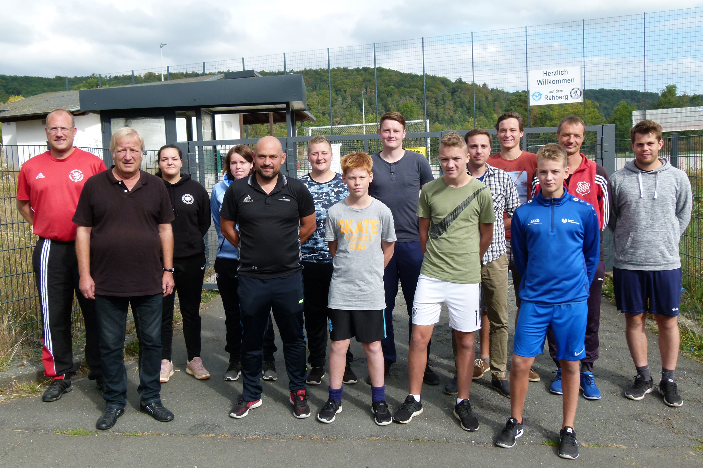 12 Fußballfreunde haben den diesjährigen Schiedsrichter-Neulingslehrgang im Kreis Dillenburg erfolgreich absolviert; neun von ihnen werden in Zukunft für Vereine aus dem Landstrich an der Dill aktiv sein. Die abschließende Prüfung in Herborn ging unter Leitung von Kreis-Schiri-Lehrwart Sebastian Müller (links) und Roland Horschitz (2.v.l.) über die Bühne. (Foto: Joachim Spahn)