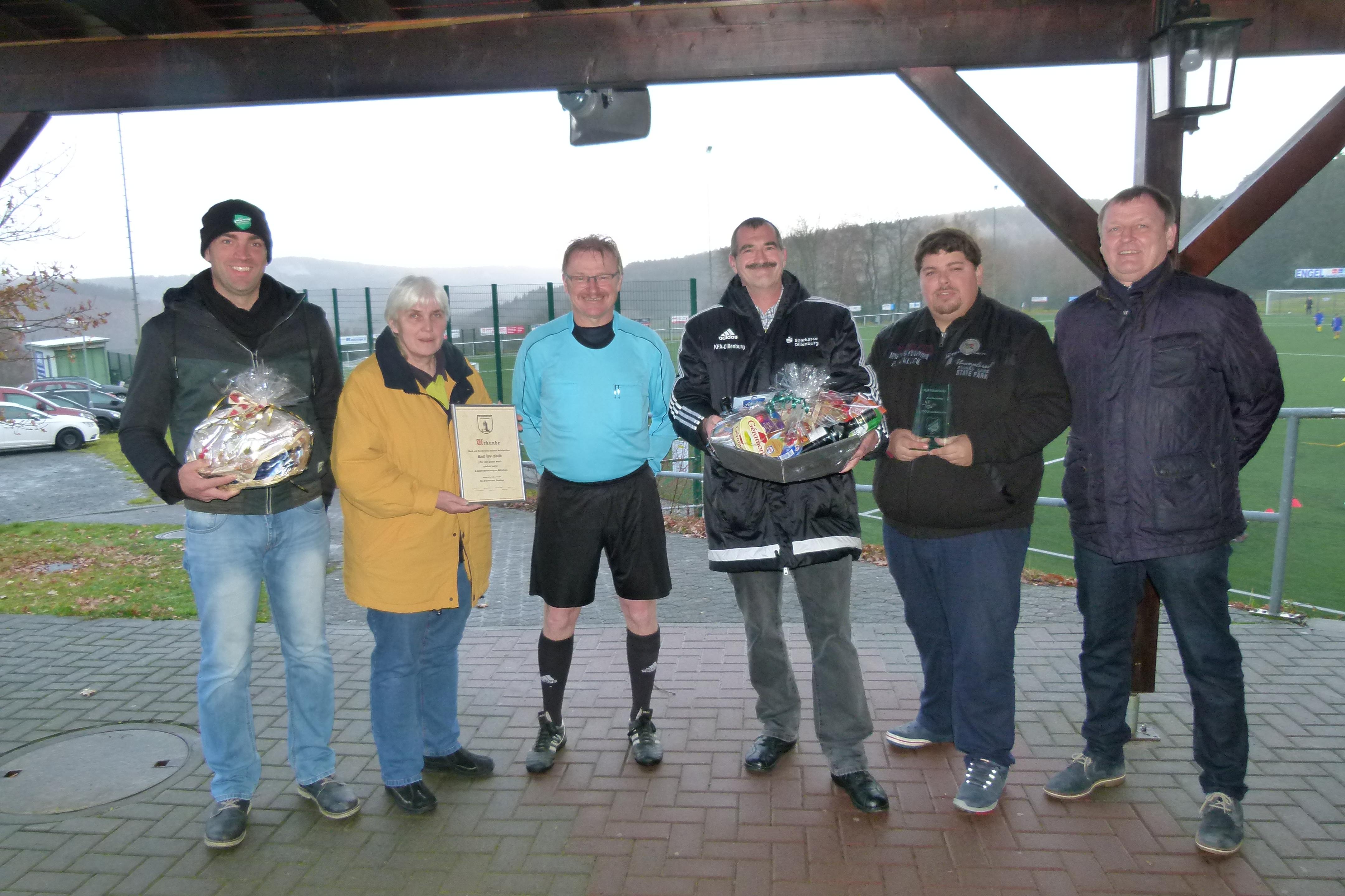 "Großer Bahnhof" für Rolf Weichbold (3.v.l.): Vor dem A-Liga-Spiel zwischen dem VfL Fellerdilln und dem SV Gusternhain wurde der stellvvertretende Kreis-Schiri-Obmann für über 1.000 geleitete Spiele geehrt. Es gratulierten (v.l.) Dennis Kretz, Dagmar Jung, Jörg Menk, Ludwig Sauer und Uli Waldschmidt. (Foto: Joachim Spahn)