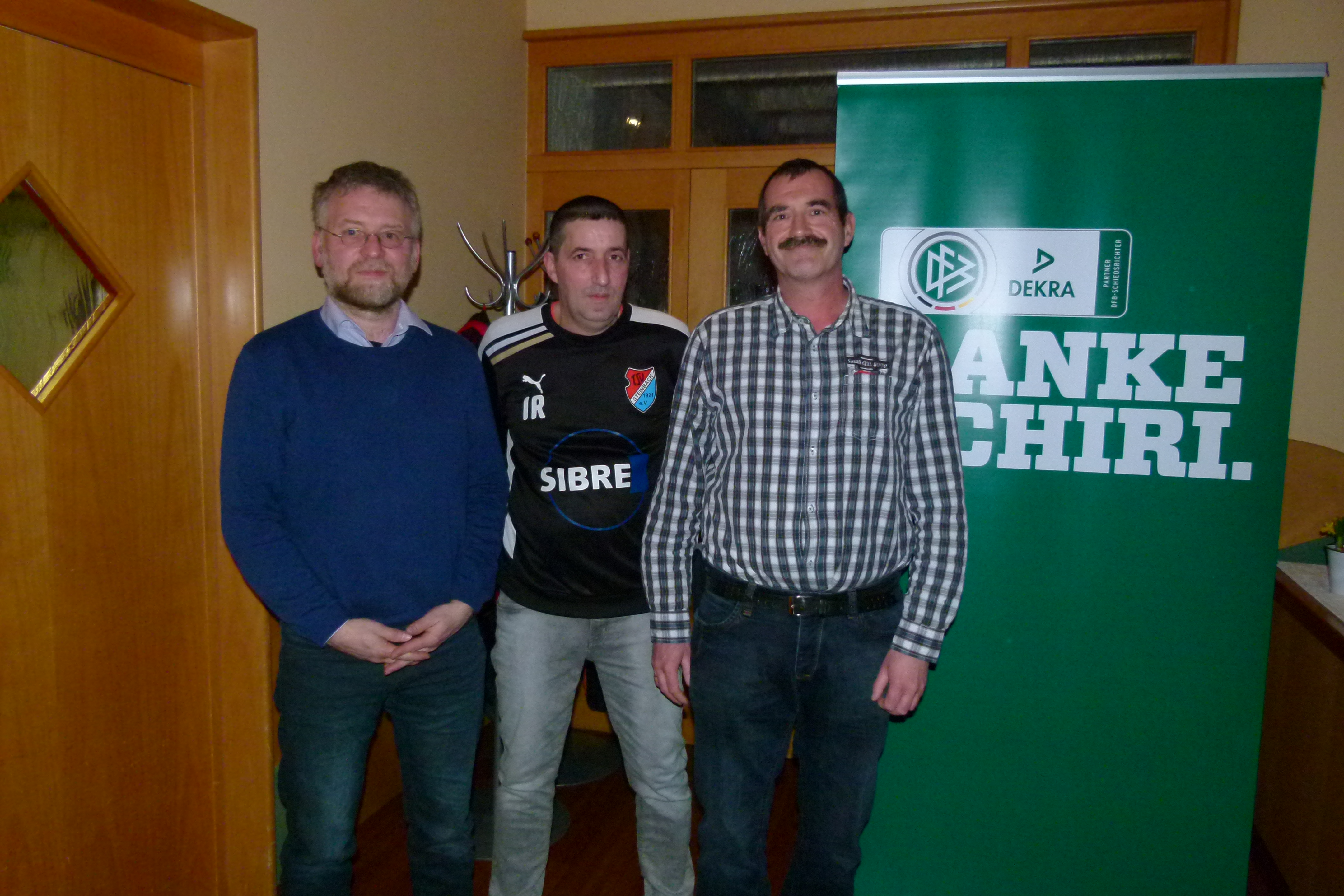 "Wahre Helden des Schiedsrichterwesens!" Im Rahmen des Festakts in der Sportschule Grünberg wurden mit Ibrahim Reinhardt (Mitte) und Joachim Spahn (links) auch zwei Preisträger der DFB-Aktion "Danke Schiri!" aus dem Kreis Dillenburg geehrt; erster Gratulant war Kreisschiedsrichterobmann Jörg Menk (rechts). (Foto: Ralf Feuring)