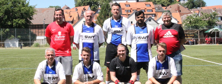 Die stark ersatzgeschwächt angetretenen Kicker der Schiedsrichtervereinigung Dillenburg belegten beim regionalen Fußball-Turnier in Kirchhain Platz sechs. (Foto: Weichbold)